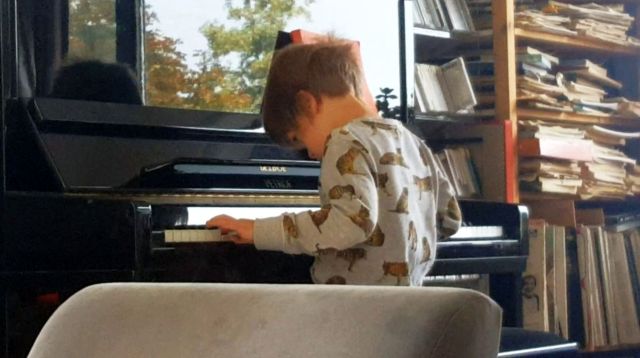Gijs aan de piano