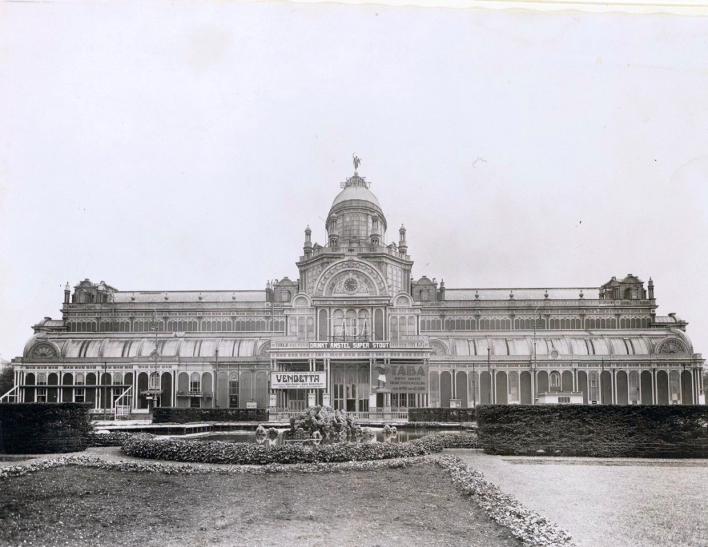 Renders tonen eerste beelden van Fairphone 5 met cameragat in scherm -  Tweakers, image size:1024x791